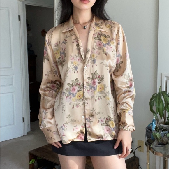 Gorgeous 100% silk tan floral button up shirt - Picture 2 of 11